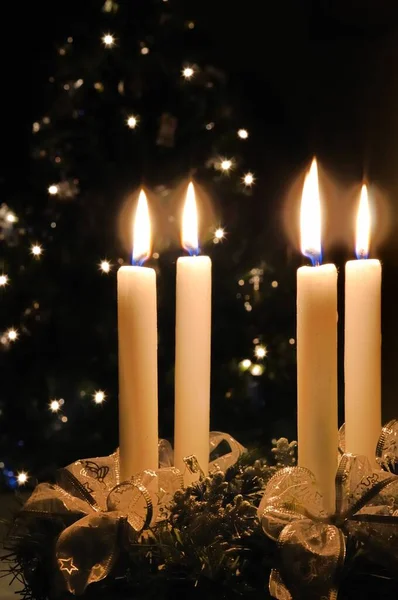 Adventskranz Mit Brennenden Kerzen Lichter Weihnachtsbaum Hintergrund — Stockfoto