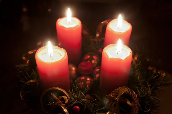 圣诞来临花圈 燃烧的蜡烛 — 图库照片