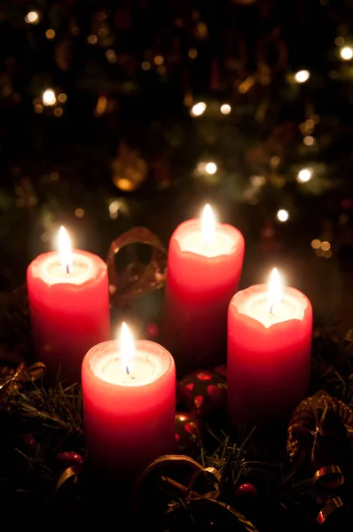 Grinalda Advento Natal Com Velas Vermelhas Acesas Luzes Árvore Mas — Fotografia de Stock