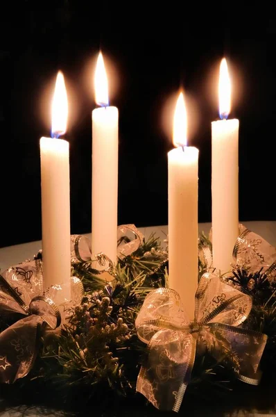 Kroon Van Komst Van Kerstmis Met Brandende Kaarsen Gelegd Tabel — Stockfoto