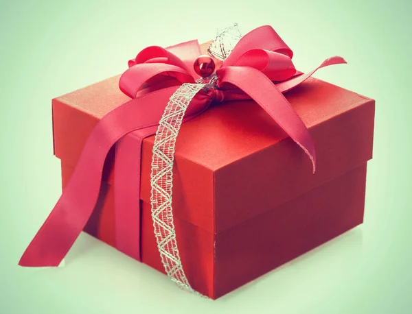 Κόκκινο Κουτί Δώρου Δεμένο Διακοσμητικό Φιόγκο Για Τον Εορτασμό Των — Φωτογραφία Αρχείου