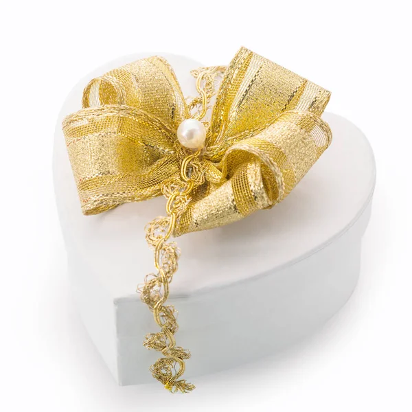 Białe Pudełko Kształcie Serca Związane Eleganckim Złotym Łukiem Plecionką Perłą — Zdjęcie stockowe