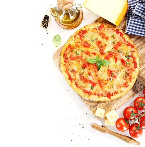 Vista Superior Uma Pizza Margherita Perto Dos Ingredientes Como Tomates — Fotografia de Stock