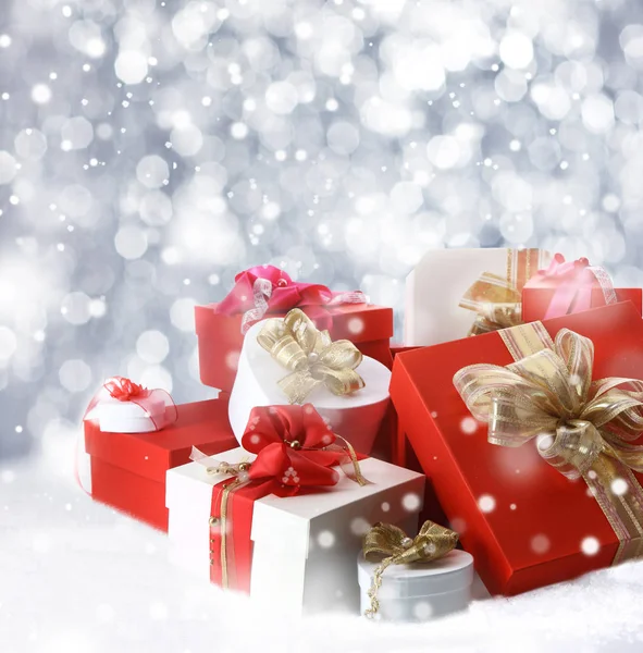 황금색으로 장식된 아름다운 크리스마스 선물들은 크기로 장식되어 있으며 내리는 눈으로 — 스톡 사진