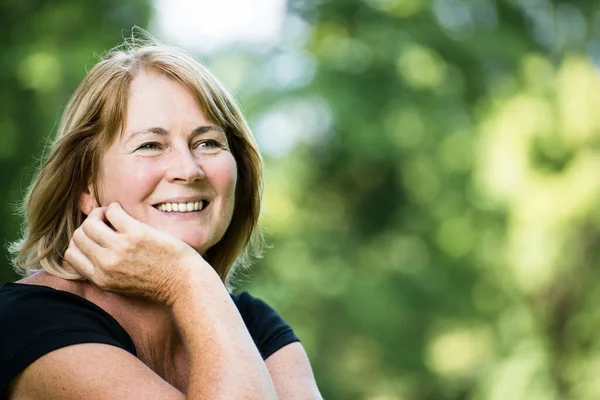 Ritratto Felice Donna Anziana Sorridente Fuori Nella Giornata Sole — Foto Stock