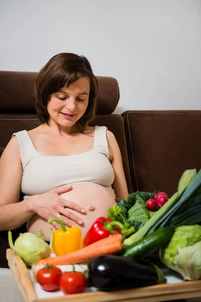 Životní Styl Portrét Těhotné Ženy Zeleninou Domácí Kuchyni — Stock fotografie