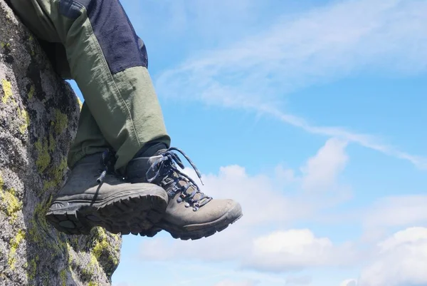 Pernas Caminhante Penduradas Rocha Relaxar Com Céu Azul — Fotografia de Stock