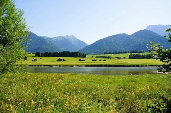 Pequeño Lago Campo Verde Cerca Mittenwald Lago Estrecho — Foto de Stock