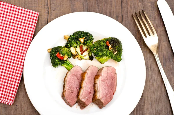 Gebraden Eendenborst Met Broccoli Een Witte Plaat — Stockfoto