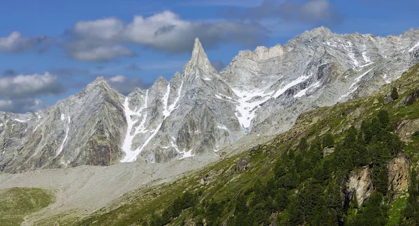 Aiguille Tsa Felhőkkel — Stock Fotó