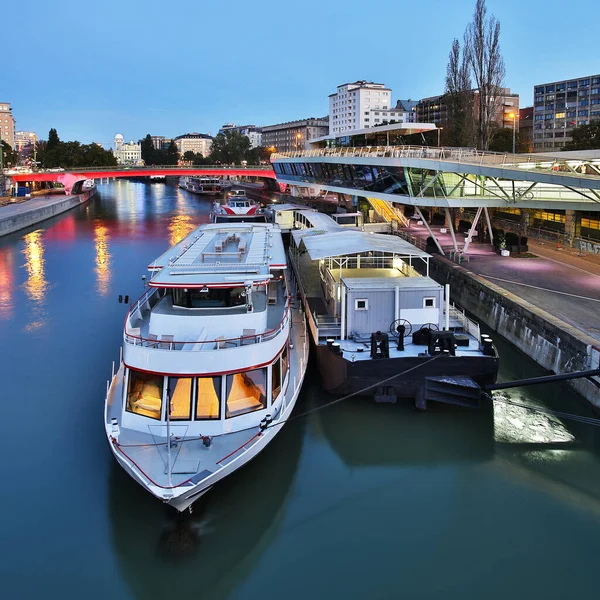 ウィーン夜にはシュヴァデンプラッツに船を乗せたドナウ運河 — ストック写真