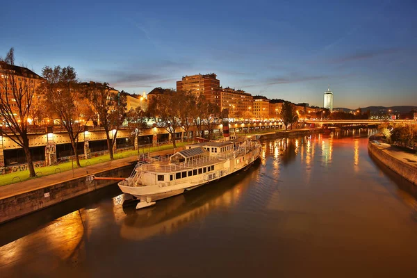 Viena Por Noche Canal Del Danubio Con Barco Schwedenplatz — Foto de Stock