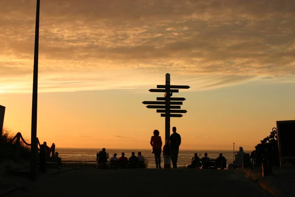 Silhouette Eines Mannes Und Einer Frau Beim Sonnenuntergang — Stockfoto