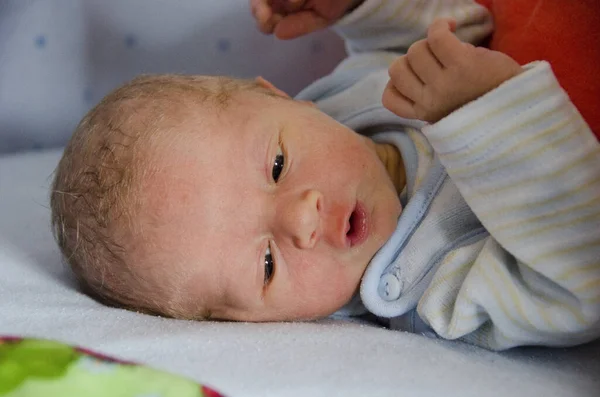 Schattige Baby Leggen Zijn Rug Kijken Naar Zijkant Met Lippen — Stockfoto