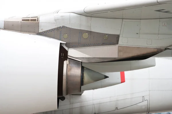 空港の屋根の上の飛行機の翼 — ストック写真