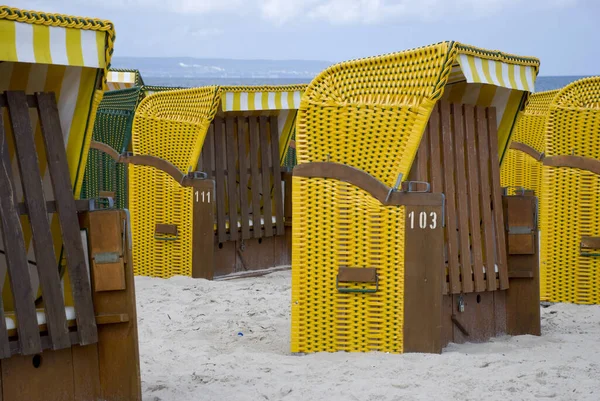 波罗的海沿岸的黄色海滩椅子 — 图库照片