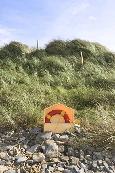 Beal 海滩在县嘉里爱尔兰与背景的沙丘上的救生圈 — 图库照片