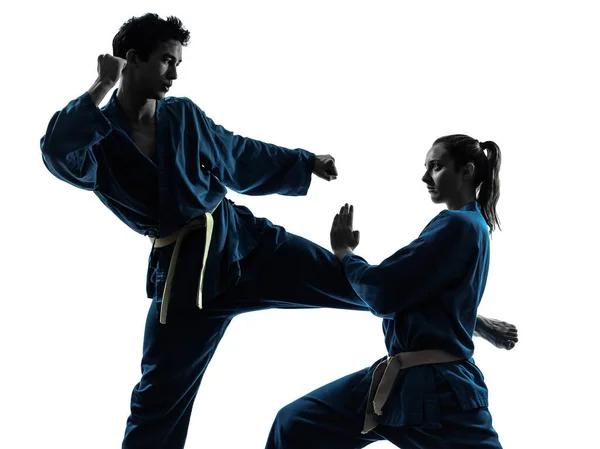 Man Kvinna Par Utövar Karate Vietvodao Kampsporter Silhouette Studio Isolerad — Stockfoto