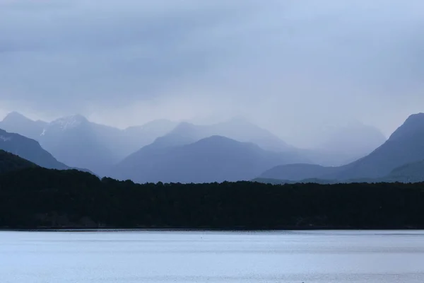 雨水中的Manapouri湖 — 图库照片