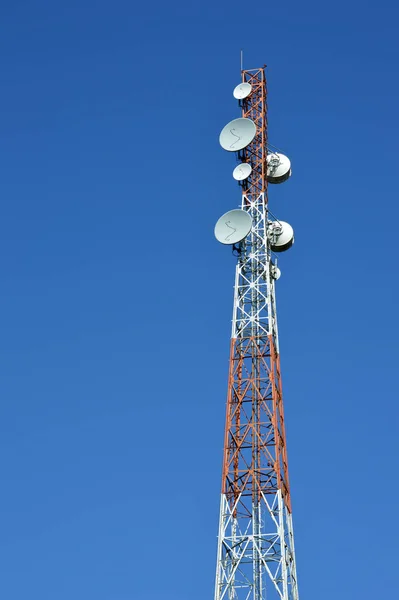 Torre Telecomunicações Contra Céu Azul — Fotografia de Stock