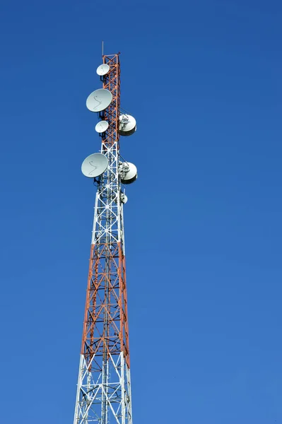 Telekommunikationstorn Mot Blå Himmel — Stockfoto