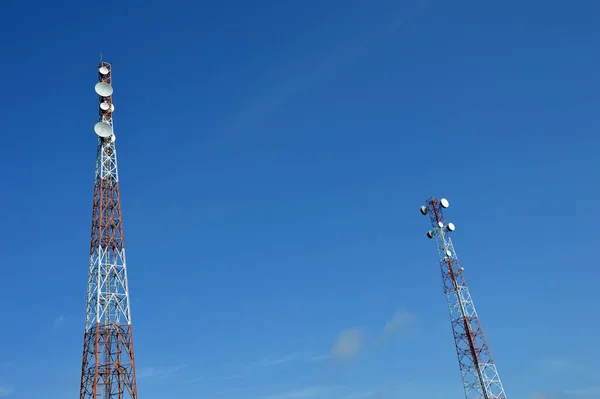 Δύο Πύργος Τηλεπικοινωνιών Κατά Του Γαλάζιου Ουρανού — Φωτογραφία Αρχείου