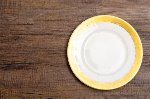 Placa Con Borde Dorado Sobre Mesa Madera — Foto de Stock