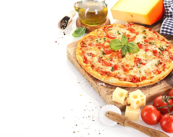 Pizza Margherita Perto Dos Ingredientes Como Tomates Azeite Queijo Manjericão — Fotografia de Stock