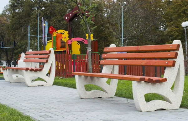 Nové Dřevěné Lavičky Parku — Stock fotografie