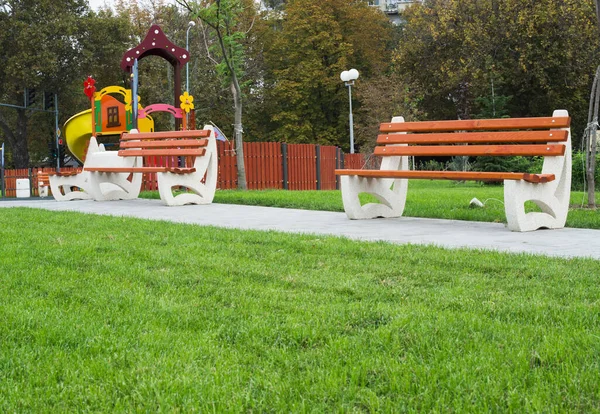 公園内の新しい木製のベンチ — ストック写真