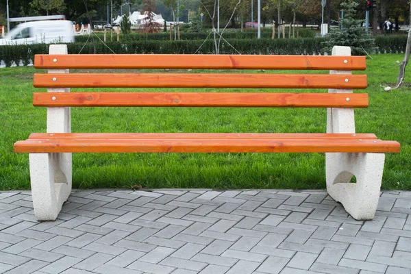 Nieuwe Houten Banken Een Park — Stockfoto