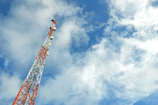 Tour Télécommunications Contre Ciel Bleu — Photo