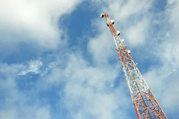 Tour Télécommunications Contre Ciel Bleu — Photo