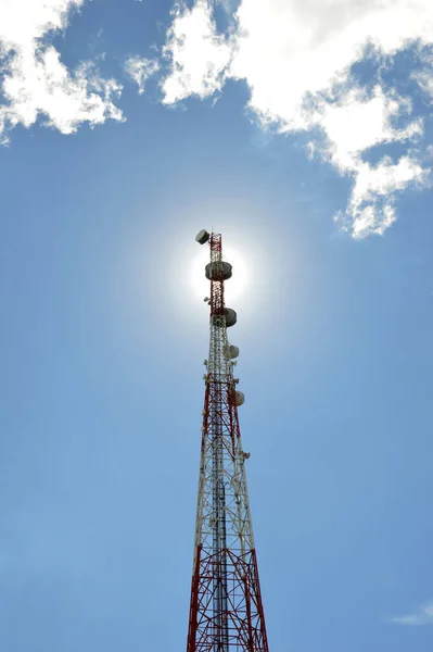 Wieża Telekomunikacyjna Przed Słońcem — Zdjęcie stockowe