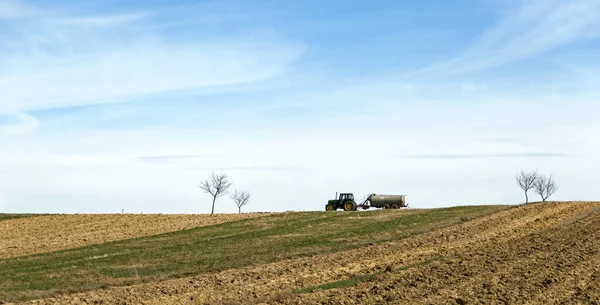 Campo Arato Con Trattore Distribuzione Letame All Orizzonte Burgenland Austria — Foto Stock