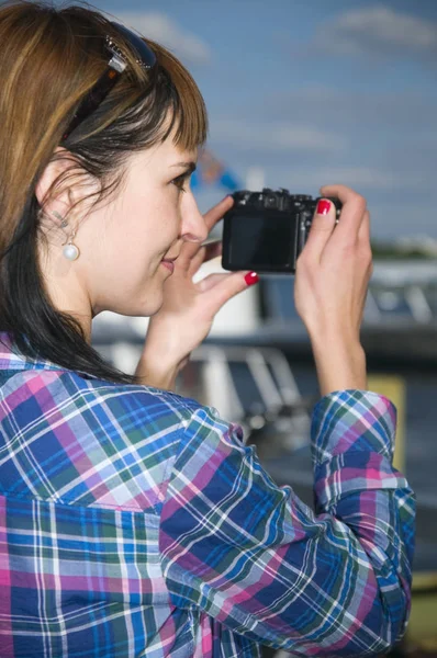 Exterior View Young Brunette Woman Sunglasses Camera Lateral View Shoulder — Stock Photo, Image