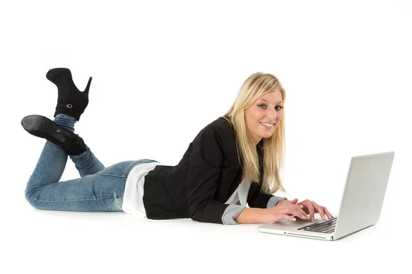 Mujer Acostada Con Portátil — Foto de Stock