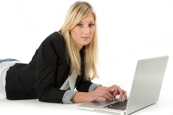 Mujer Atractiva Con Portátil — Foto de Stock