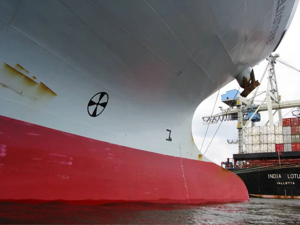 Hamburg Almanya Daki Boş Bir Konteynır Gemisinin Pruvasında Hattı — Stok fotoğraf