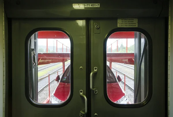 赤い車で車の牽引トレーラーのワゴンウィンドウを通して見る — ストック写真