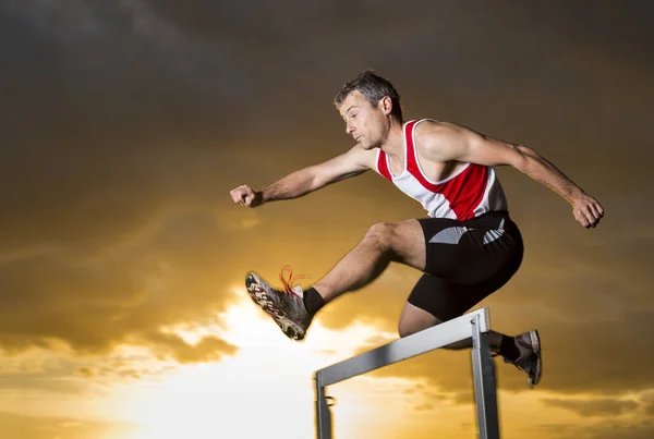 Jeune Homme Courant Sur Stade — Photo