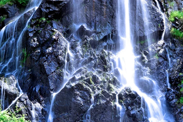 Schöner Wasserfall Auf Naturhintergrund — Stockfoto