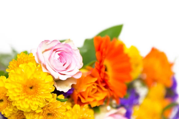 Blumenschmuck Aus Rosen Statik Zigeunerblumen Chrysanthemen Und Ringelblumen Vordergrund — Stockfoto