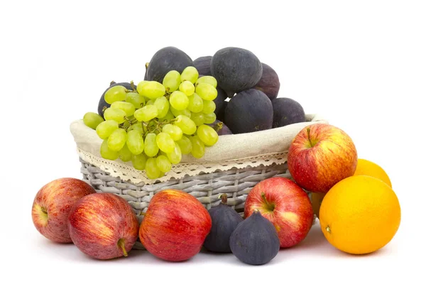 Frische Früchte Einem Korb Auf Weißem Hintergrund — Stockfoto