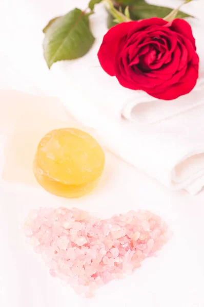 Romantische Spa Uitje Met Roze Hartvormige Badzout Roos Close — Stockfoto