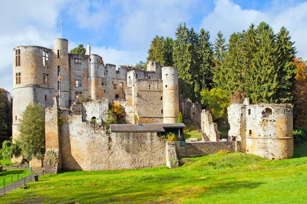 Burgruine Beaufort Luxembourgissa — kuvapankkivalokuva