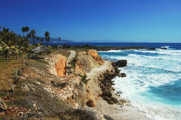 Playa Verano Nubes Montañas Olas Una Isla Remota — Foto de Stock