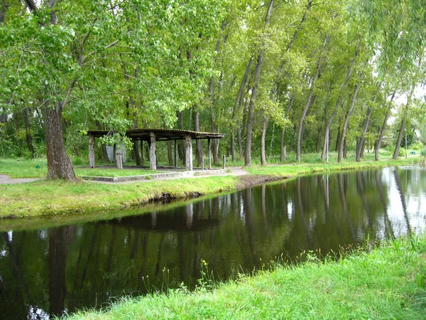 Krásný Městský Park Řekou Zelenými Stromy — Stock fotografie