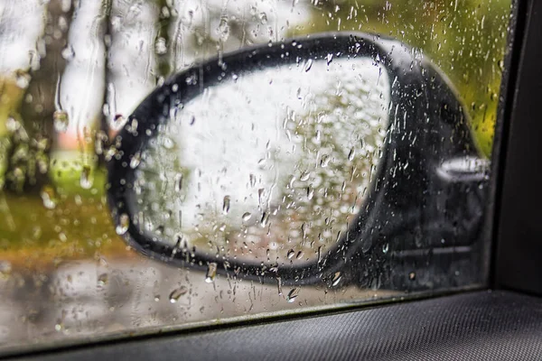 Regen Auf Autoscheibe — Stockfoto