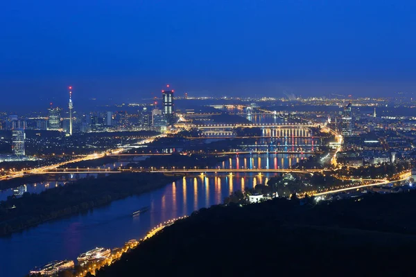 Wieża Nocy Miasto Nad Dunajem Lotu Ptaka — Zdjęcie stockowe